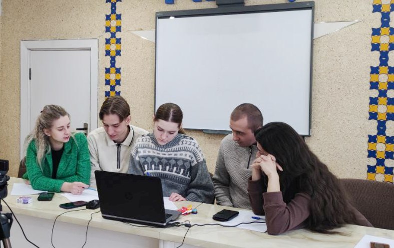 Учасники розробляють конспірологічну теорію